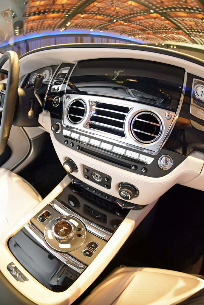 職人技が光る「レイス」のインパネ周り