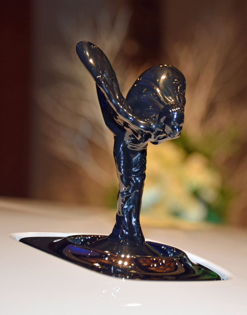 ロールス・ロイスのマスコット「スピリット・オブ・エクスタシー」（ブラック・バッジモデル）