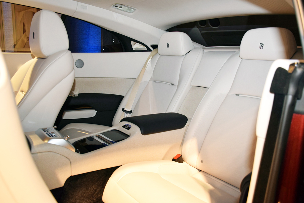 「レイス」の後部座席