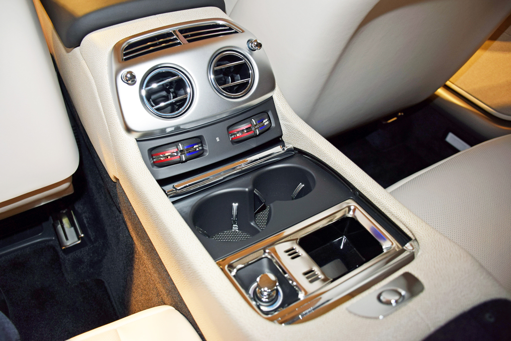 「レイス」のリヤスペース。エアコン吹き出し口、ドリンクホルダー、灰皿がある。コンソール（トンネル）直下には後輪を駆動するシャフトが通っている