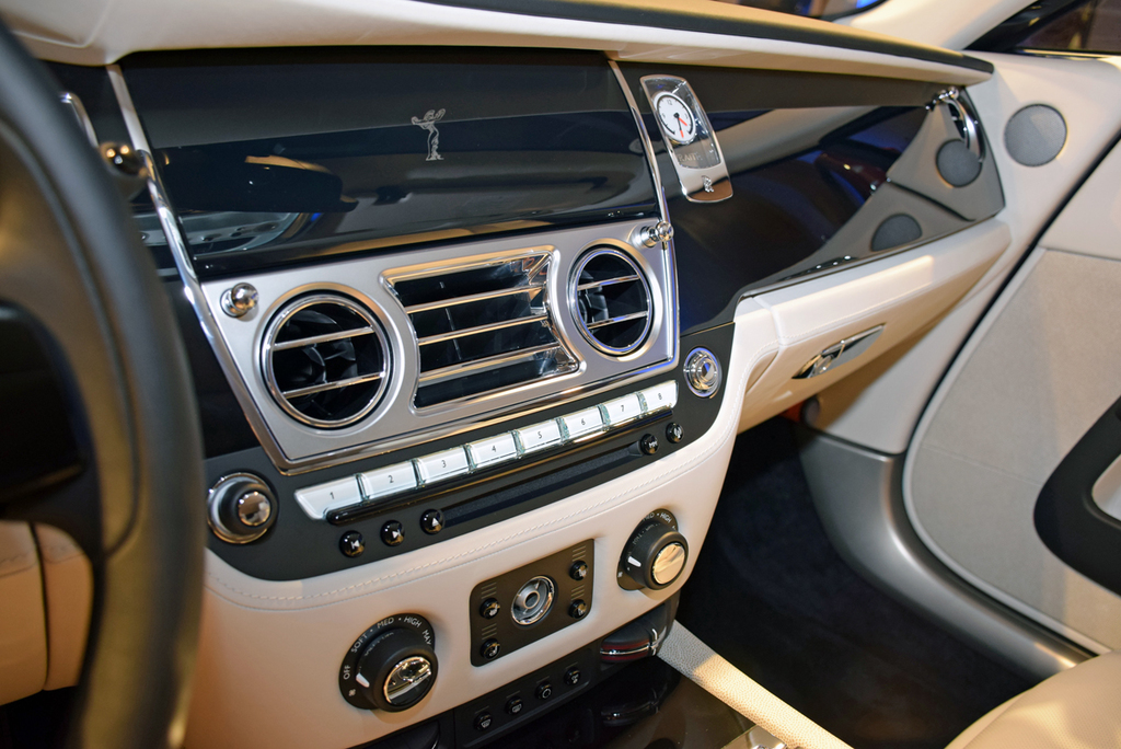 「レイス」のダッシュボード。アルミニウム、ピアノブラックラッカー、レザーを調和させている