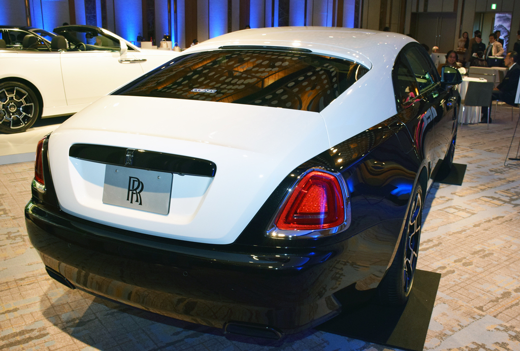 ファストバックのデザインが特徴的な「レイス」（ブラック・バッジモデル）