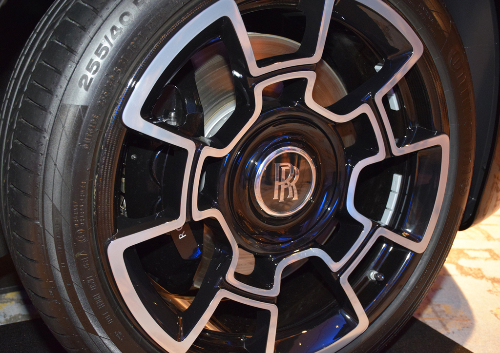 「ブラック・バッジモデル」専用のホイール。フロントタイヤのサイズは２５５／４０Ｒ２１