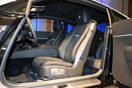 レザーシートと金属製のシート調節ボタン。天井には「スターライト・ヘッドライナー」が広がる