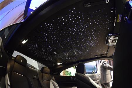 「レイス」の豪華なインテリア。天井に「スターライト・ヘッドライナー」が広がる（ブラック・バッジモデル）