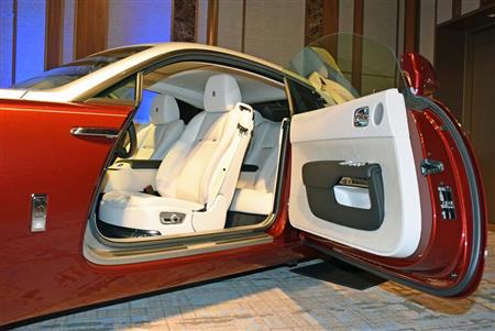 「レイス」のコーチドアを開けると優美な空間が出迎えてくれる