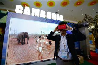 専用のゴーグルと、実際に見えるＶＲの映像。１２世紀前半の寺院建築の様子を再現している＝シエムレアプ州での観光博（西村清志郎氏撮影）