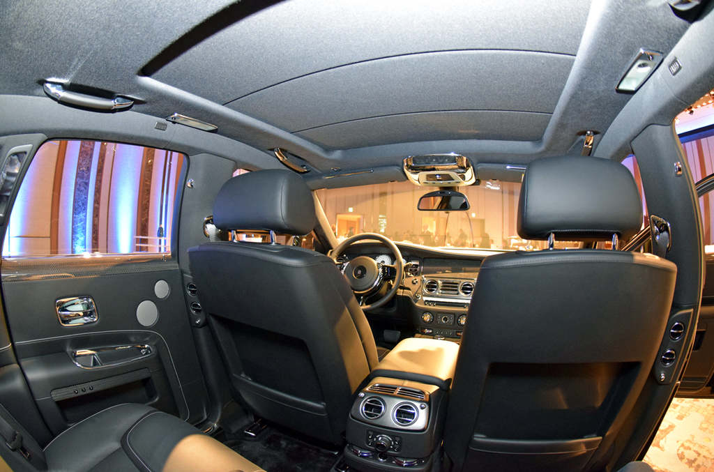 後席から眺める「ゴースト」の広々としたインテリア