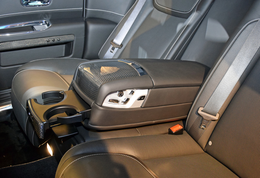 後席のアームレスト