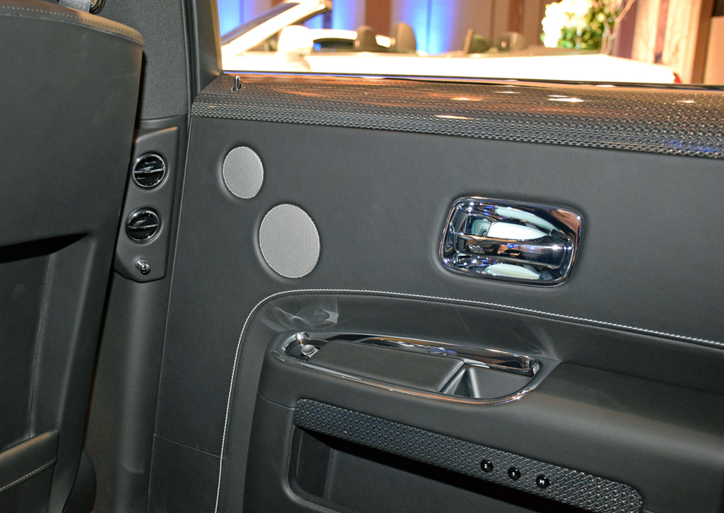 後席のドアトリム。インナーハンドルは金属製