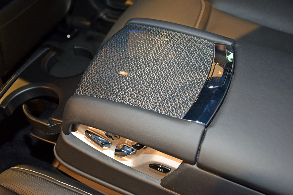 後席のアームレスト。シート調整ボタンも配置している