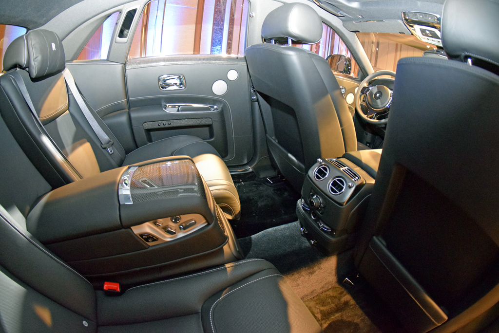 広々とした足元、厚みのあるヘッドレストやラムウールのマットレスが贅沢な空間を演出する