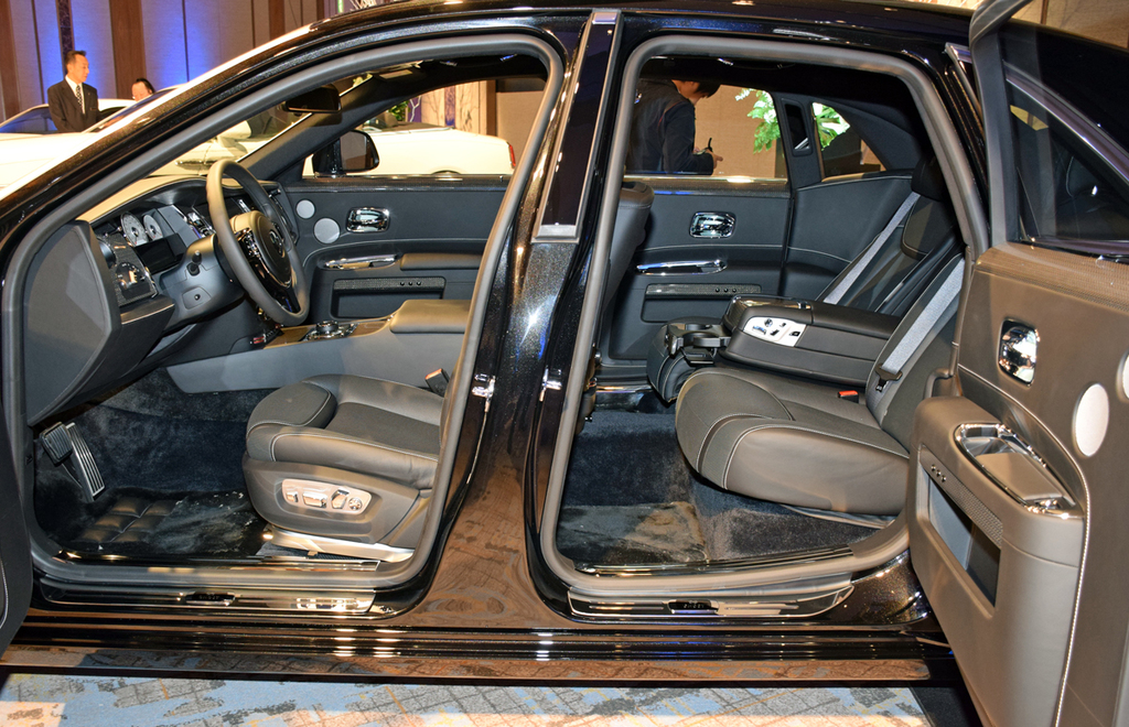 ロールス・ロイス「ゴースト」。後席のドアはコーチドアだ（ブラック・バッジモデル）
