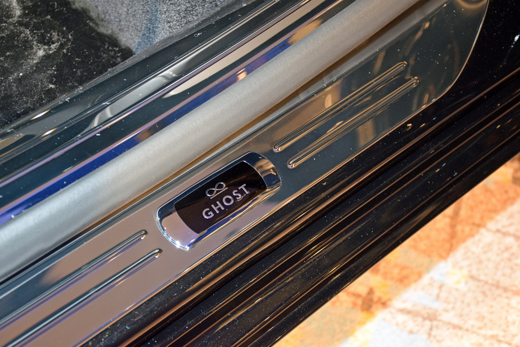 「ＧＨＯＳＴ」のエンブレムが輝くサイドシルプレート