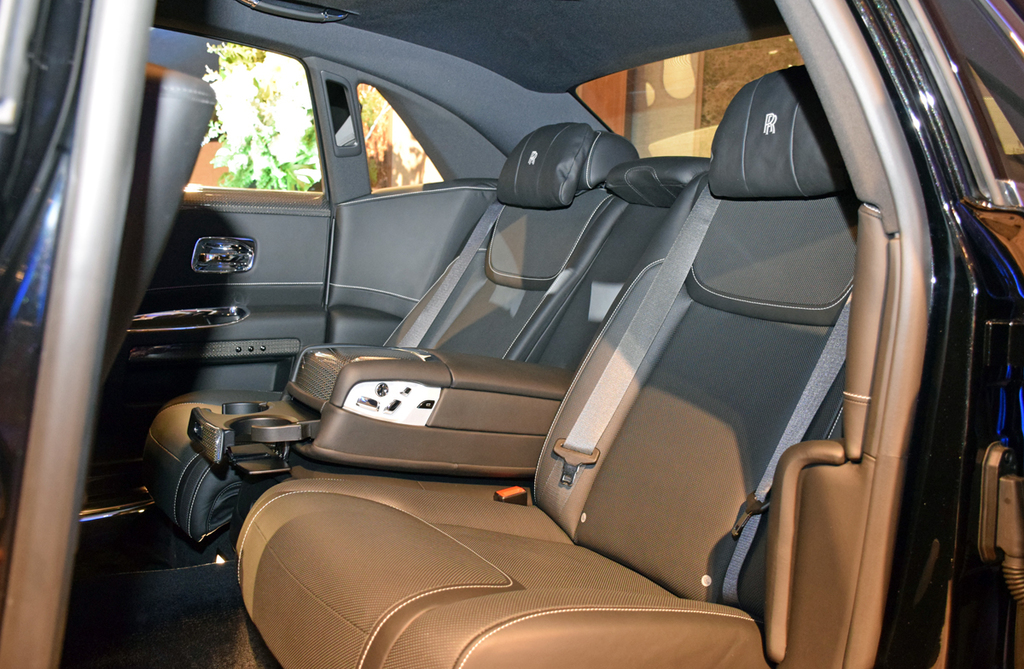 「ゴースト」の後部座席