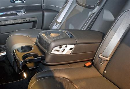 後席のアームレスト