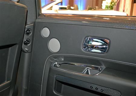 後席のドアトリム。インナーハンドルは金属製