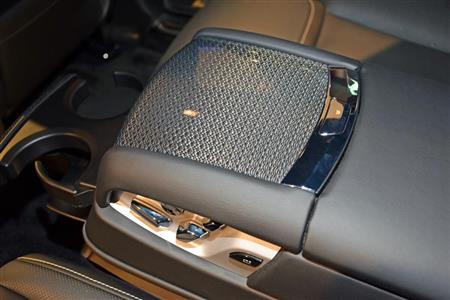 後席のアームレスト。シート調整ボタンも配置している