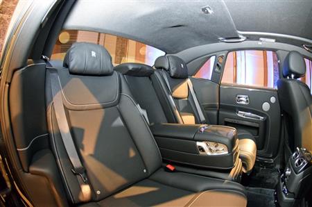 大きなリヤシートに体を預けると、贅沢な時間の始まりだ