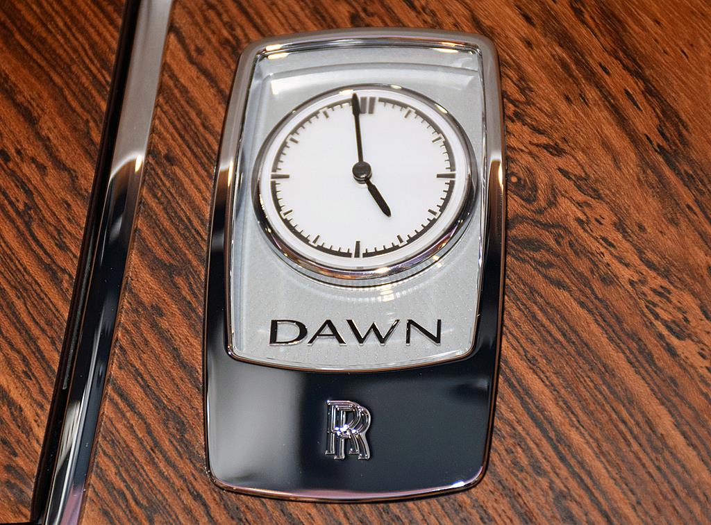 優雅に時を刻むアナログ時計。芸術美を感じさせる