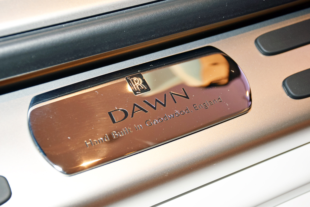 「Hand-Built」（手作り）の文字が刻まれたＤＡＷＮのバッジ