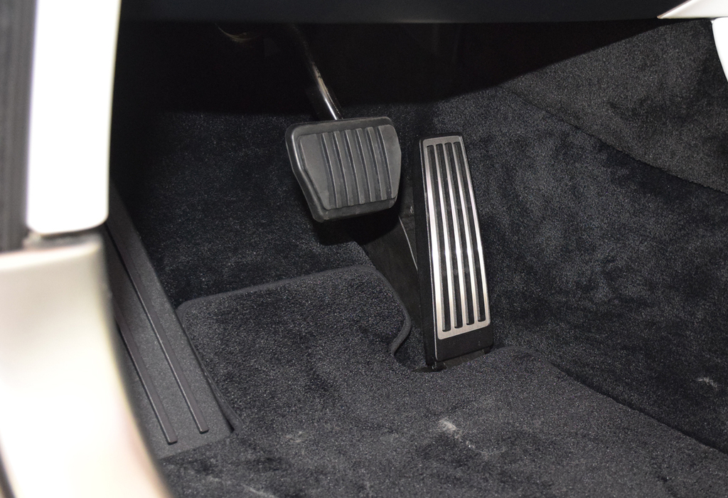 アクセル操作時に足が安定しやすいオルガン式ペダルを採用している