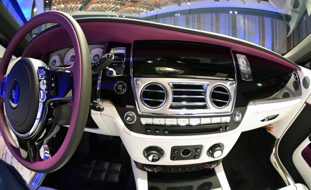 ホワイトレザー、ピアノブラックラッカーにラズベリー色の差し色が映える