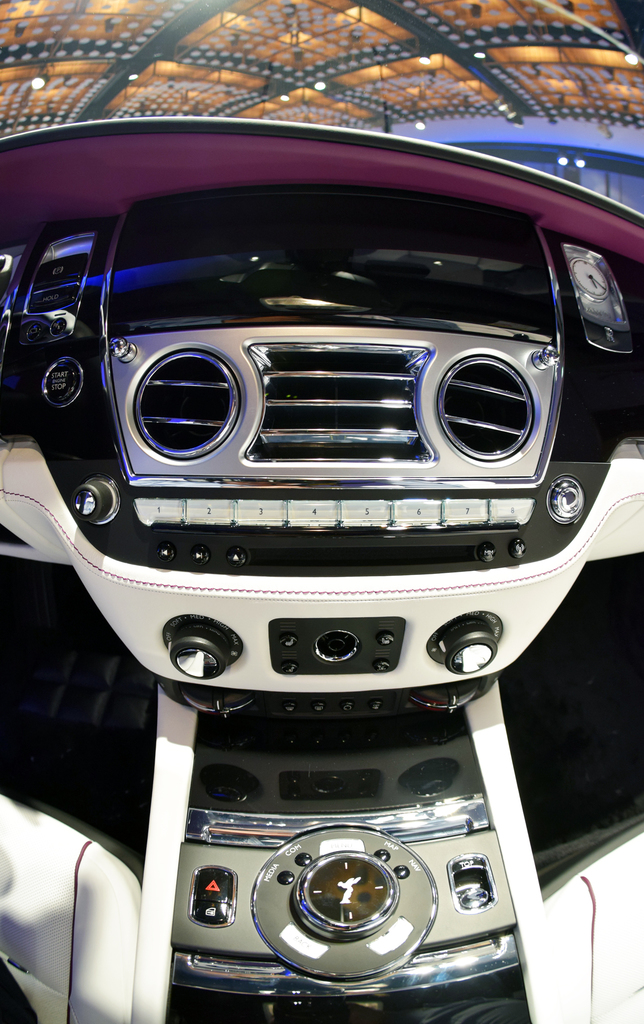 ホワイトレザーにラズベリーカラーのステッチがおしゃれ