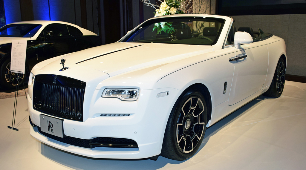 ロールス・ロイスのコンバーチブル「ドーン」（ブラック・バッジモデル）