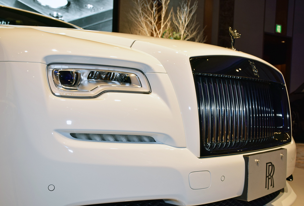 「ドーン」のＬＥＤヘッドランプと大型グリル（ブラック・バッジモデル）