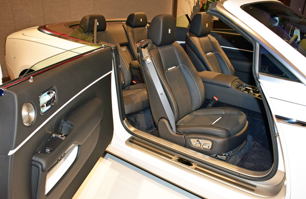 コーチドアを開けた先にゴージャスな空間が待っている（ブラック・バッジモデル）