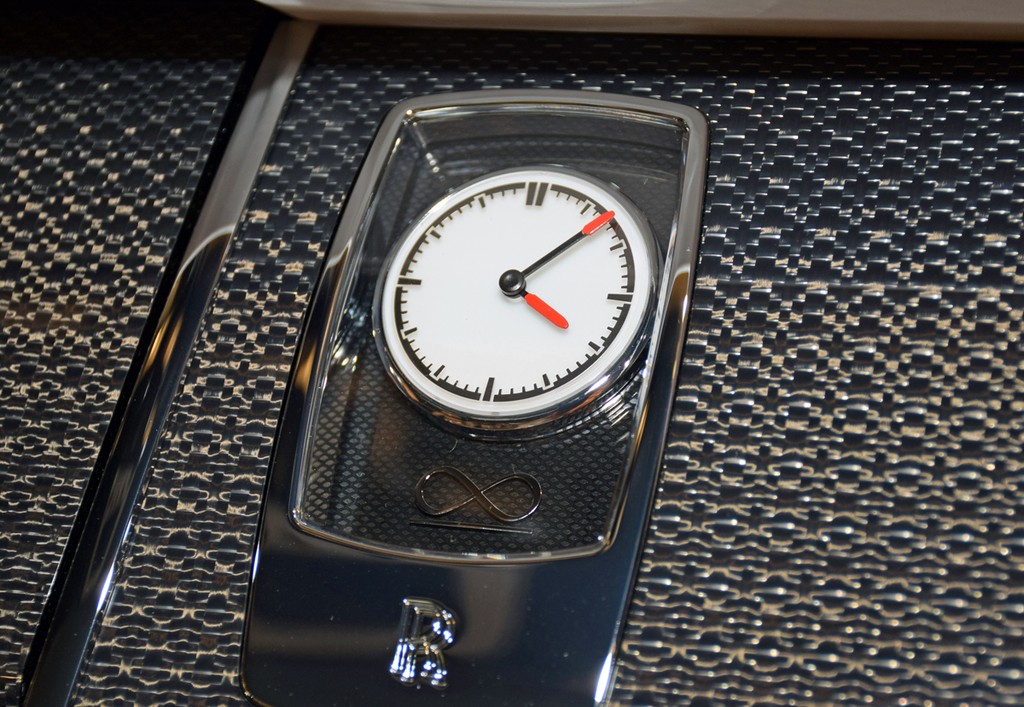 芸術美を感じさせる上品なアナログ時計（ブラック・バッジモデル）