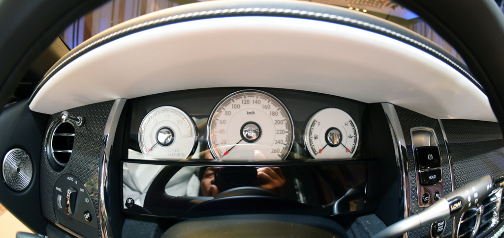 純白のメーター類がラグジュアリー感を引き立たせる