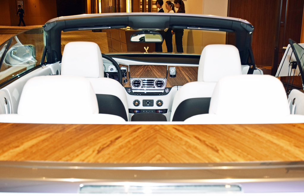 高級ウッドをふんだんに使った「ドーン」