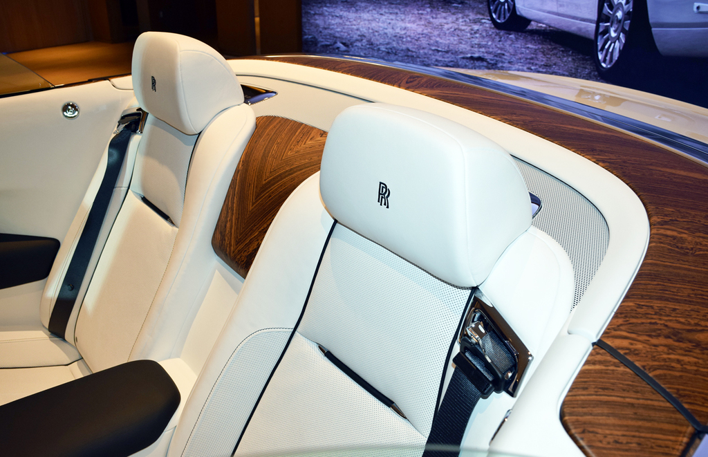 リヤシート周辺を豪華に飾るウッドデッキ