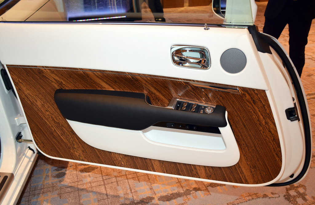 高級ウッドを贅沢に使用したコーチドアのトリム