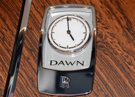 優雅に時を刻むアナログ時計。芸術美を感じさせる