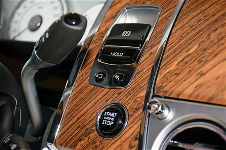 インパネに配したエンジンボタン、電気式パーキング、自動ブレーキホールドスイッチ
