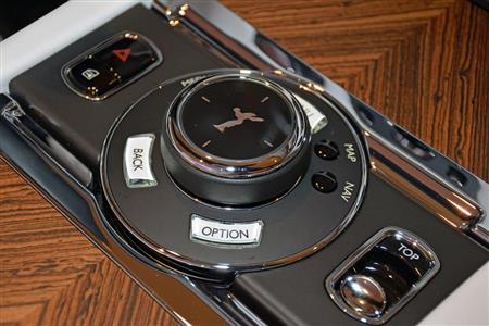 センターコンソール中央のロータリーコントローラーは、ダイアル上部がタッチパッドになっている