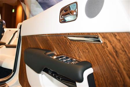 ホワイトレザー、金属パーツ、ウッドの異なる３素材を巧みに組み合わせている