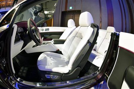 ホワイトレザーとブラックレザー、あなたの好みは？