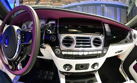 ホワイトレザー、ピアノブラックラッカーにラズベリー色の差し色が映える