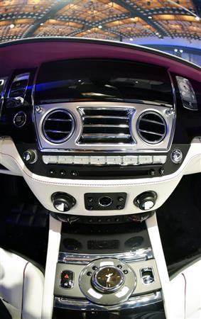 ホワイトレザーにラズベリーカラーのステッチがおしゃれ