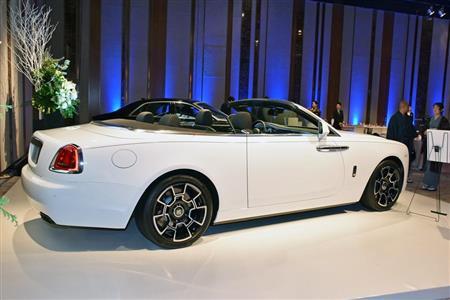 ロールス・ロイスの「ドーン」。こちらはレザー・デッキを採用したブラック・バッジモデル