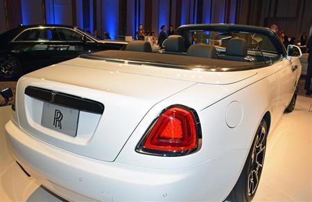 ロールス・ロイスの「ドーン」。こちらはレザー・デッキを採用したブラック・バッジモデル