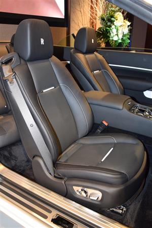 職人が手縫いしたレザーシート（ブラック・バッジモデル）