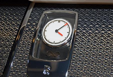 芸術美を感じさせる上品なアナログ時計（ブラック・バッジモデル）