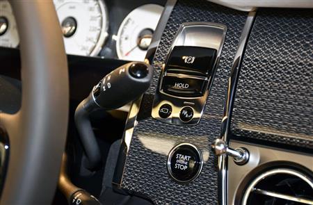 電動パーキング、自動ブレーキホールド、エンジンボタンはすべてステアリングのすぐ右側に配置している
