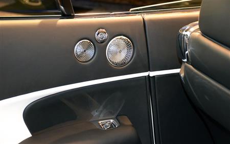 後部座席のスピーカー（ブラック・バッジモデル）