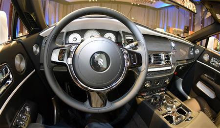 ダーク基調のインテリアがクロームパーツの存在感を際立たせる（ブラック・バッジモデル）